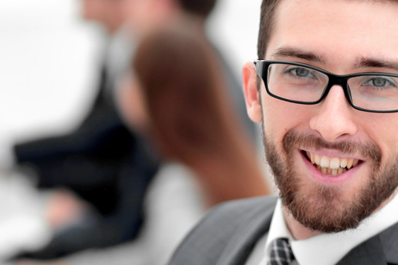 Employé bureau cravate