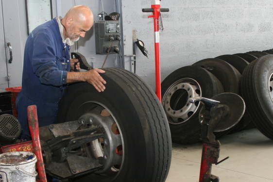 Mécanicien et pneus