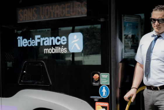 Conducteur devant son bus