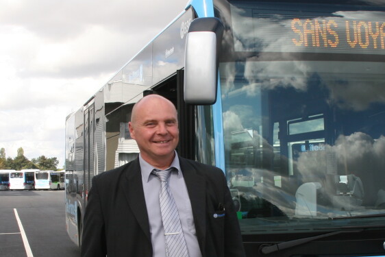 Conducteur devant bus